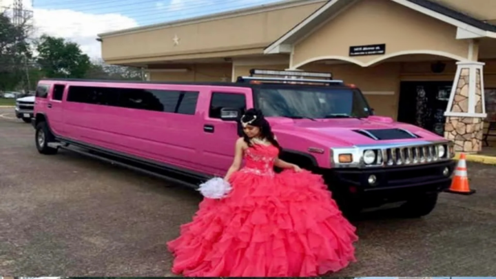 Limusina rosa en Barcelona para celebraciones de 15 años, ideal para sorprender en fiestas y eventos especiales