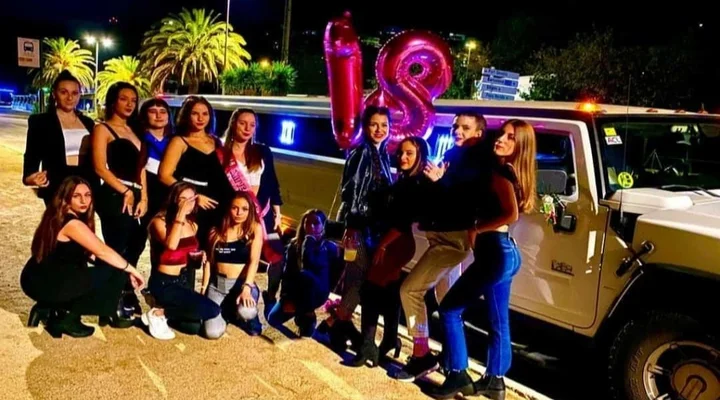 Niñas celebrando su cumpleaños en una limusina Hummer.