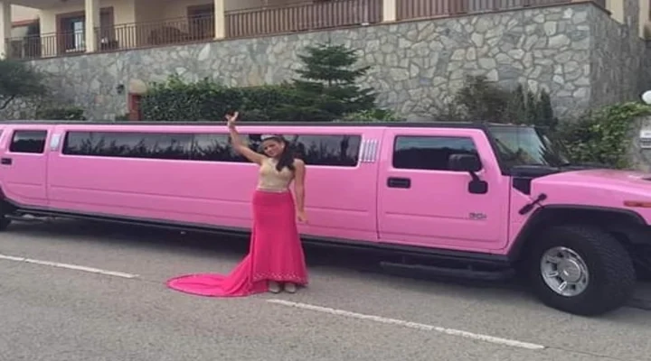 Limusina hummer rosa en Barcelona para fiestas de 15 años, ideal para sorprender en fiestas y eventos en familia