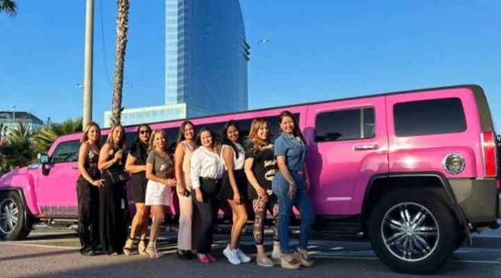 Limusina Hummer realizando un paseo por Barcelona con el Hotel Vela al fondo.