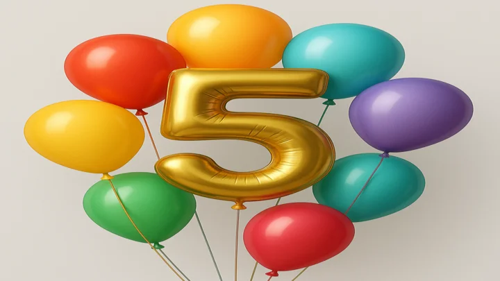 Paquete de limusina con decoración en Barcelona, incluye globo grande de helio y globos de colores sobre fondo blanco, ideal para cumpleaños y celebraciones