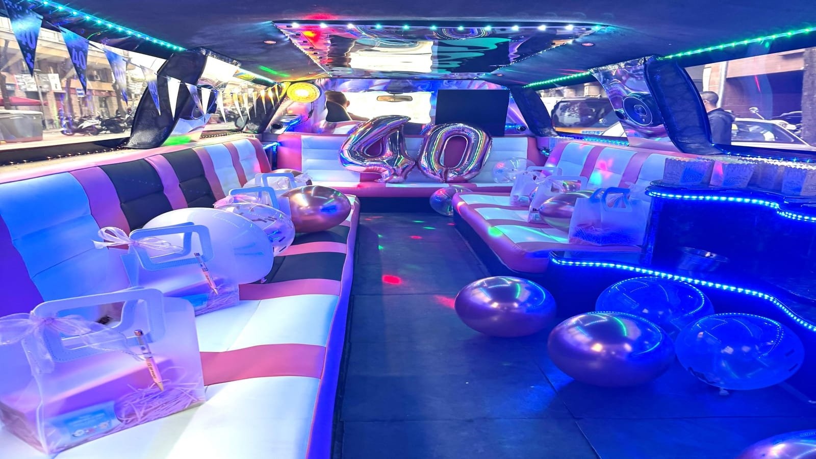 Interior de una limusina Hummer en Barcelona, con iluminación LED, asientos de cuero y ambiente exclusivo para disfrutar de una experiencia de lujo.