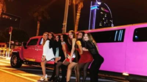 Limusina rosa en Barcelona para cenas especiales, servicio elegante ideal para parejas y celebraciones nocturnas"