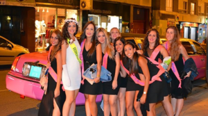 Limusina rosa para despedidas en Barcelona, vehículo festivo ideal para grupos y celebraciones nocturnas