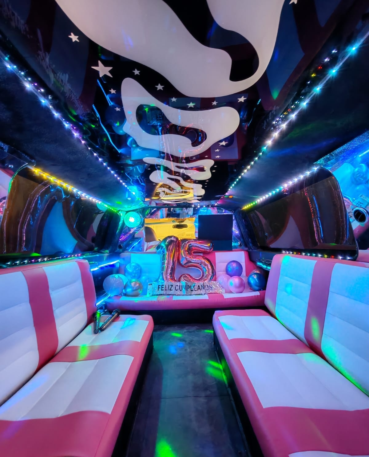 Decoración interior de limusina para fiesta de 15 años con luces LED y ambiente festivo