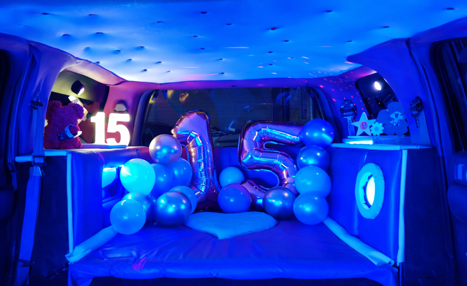 Decoración especial de limusina para fiesta de 15 años con detalles elegantes y globos