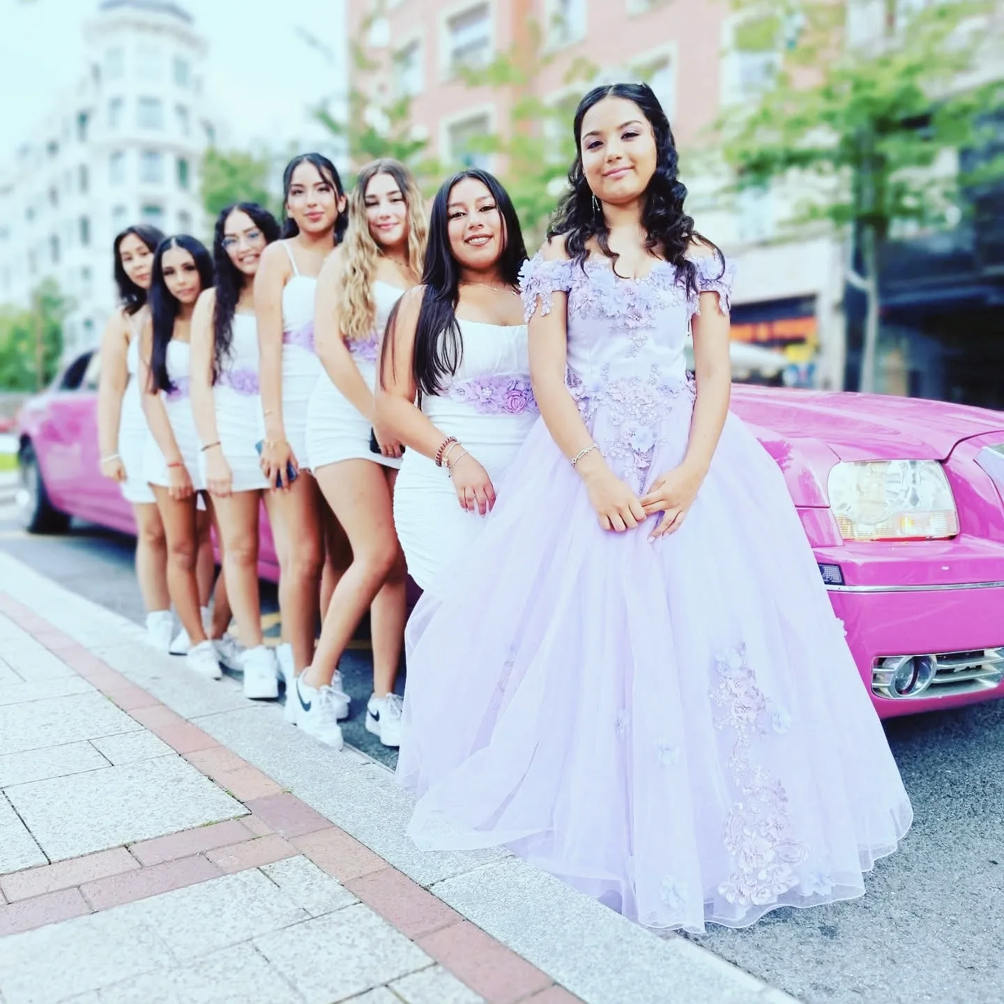 Quinceañera celebrando su fiesta de 15 años en limusina junto a sus amigas en Barcelona